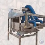 máquina de descasque de cacau em grão a trabalhar