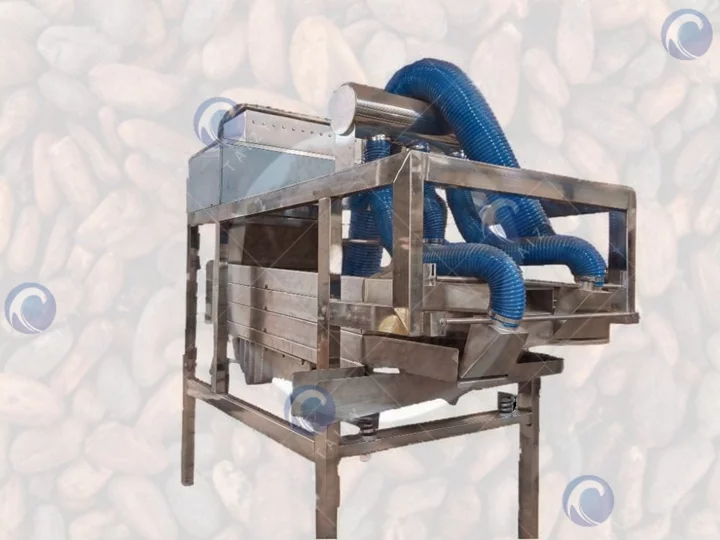 máquina de descasque de cacau em grão a trabalhar